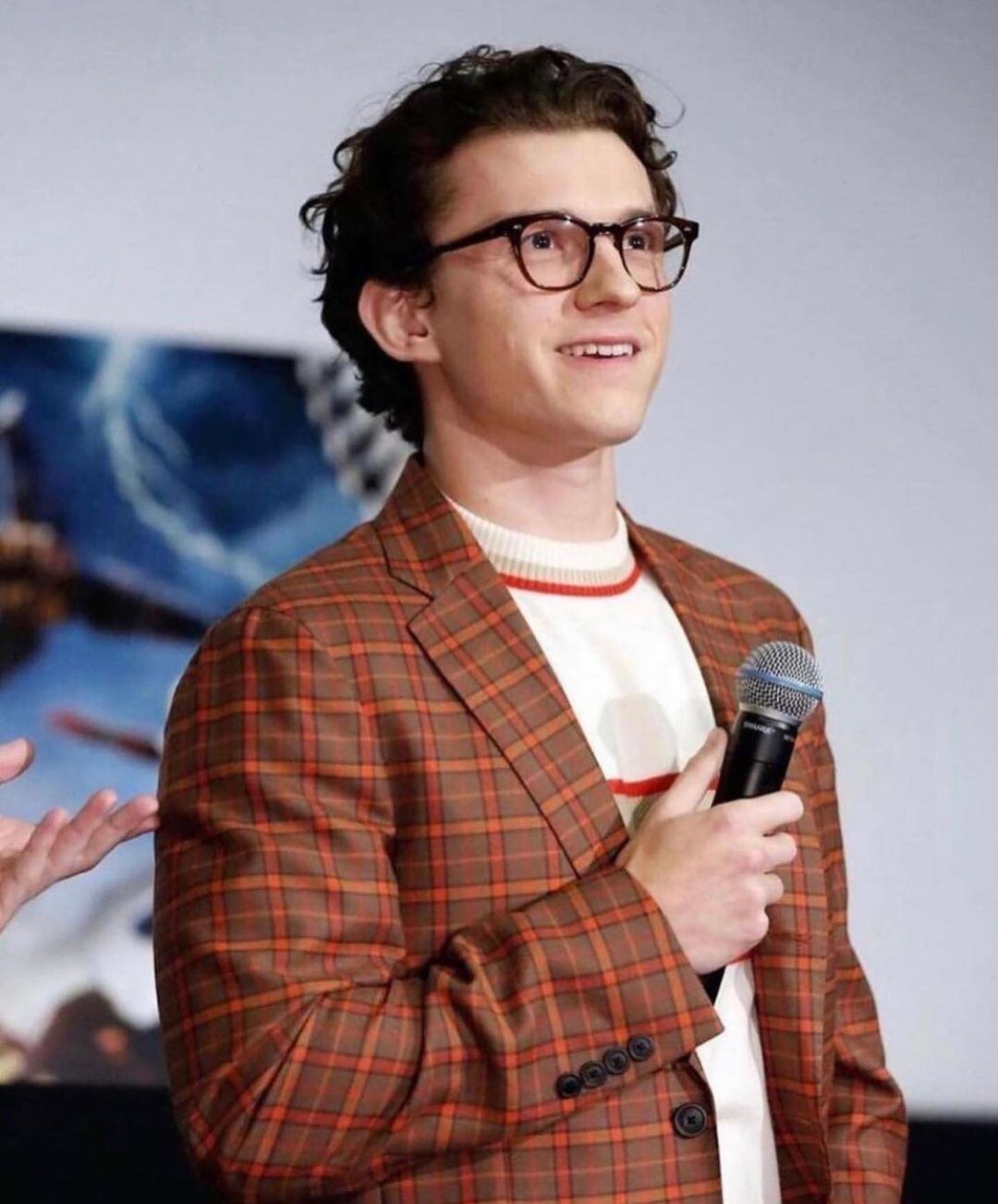 Tom Holland
Após o sucesso estrondoso de Homem-Aranha: Sem Volta para Casa, o nome de Tom Holland é disparado o mais sugerido nas redes sociais. Carismático, o ator britânico é queridinho da galera, e tem outros talentos além da atuação, como ser um grande dançarino. Isso poderia render bons números musicais para o evento, por exemplo