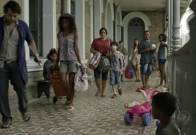 Os conselheiros também tiveram que lidar com a logística de levar 80 famílias que foram removidas de um prédio invadido para os abrigos lotados