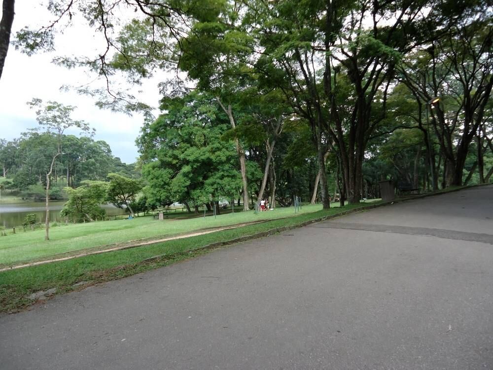 O
parque ainda não tem a opção de alugar bicicletas. Segundo a administração,
está havendo uma licitação para contratar uma empresa que vai fornecer o
serviço, que deverá estar disponível até o fim deste ano. O acesso ao
estacionamento, por uma estrada de terra com buracos, é difícil

 



Como
chegar


Carro: estacionamento
grátis, entrada pela avenida Osvaldo Pucci, ao lado do 53º DP

Ônibus: 2522/10 — Vila
Progresso-Shop. Aricanduva / 3027/10 — Vila Minerva-Shop. Aricanduva / 3062/10 —
Conj. José Bonifácio-Term. Vila Carrão