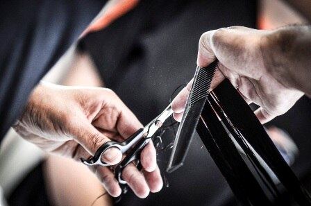 A cidade de São Paulo busca por dois cabelereiros para lidar
com o atendimento de homens e mulheres. A vaga, que paga salário de R$ 5.000, exige
ensino técnico na área