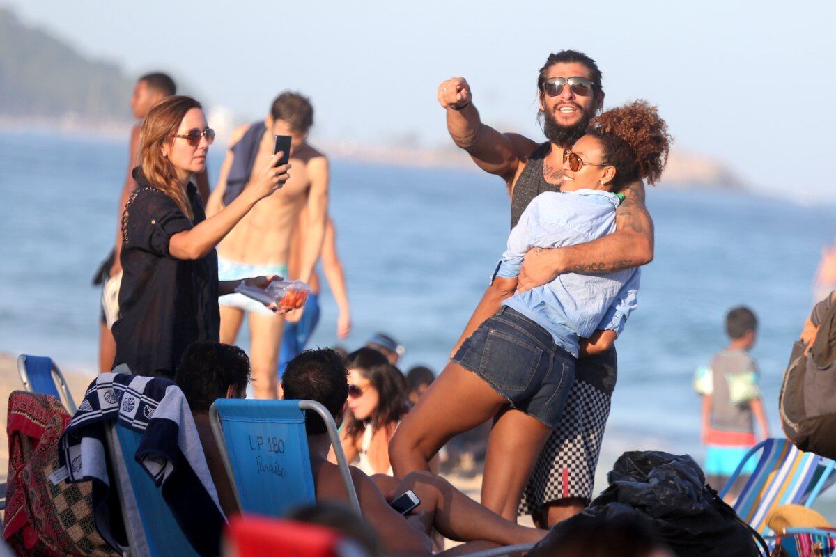Sheron Menezes exibe corpão em dia de praia com os amigos no Rio de Janeiro