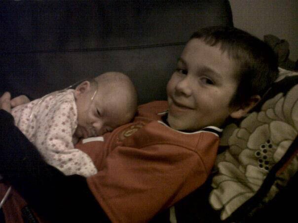 ― No parto, Rosie não chorou ao sair da minha
barriga e os médicos a levaram correndo para a incubadora. Eu estava meio tonta
mas me lembro de pensar: “Onde estão levando o meu bebê?”