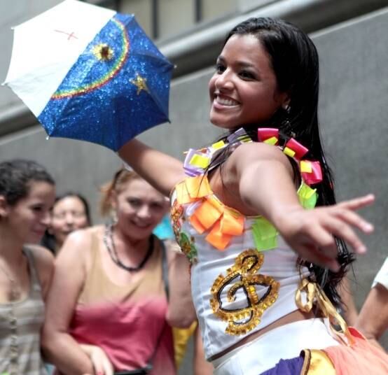 O Carnaval em São Paulo já começou. Na tarde deste sábado (22/2), vários blocos ganharam as ruas da Capital, que também recebeu eventos, como o promovido Centro Cultural do Banco do Brasil. Na Praça do Patriarca, o frevo pernambucano e o ritmo do Carnaval de
Olinda ocuparam as ruas do Centro 