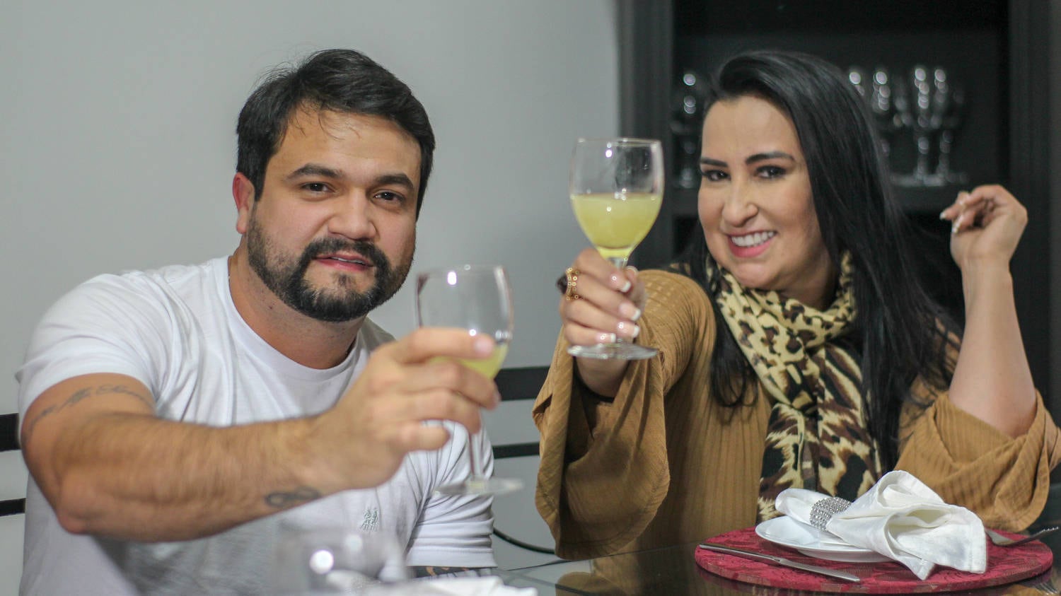 — Me emocionei do início ao fim, o vestido não está nem
pronto ainda, mas tudo do casamento está ficando gostoso. Fiquei surpresa com a
primeira prova, porque está tudo além do esperado