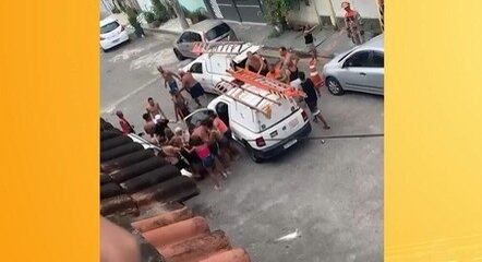 Moradores retiraram funcionário de veículo à força