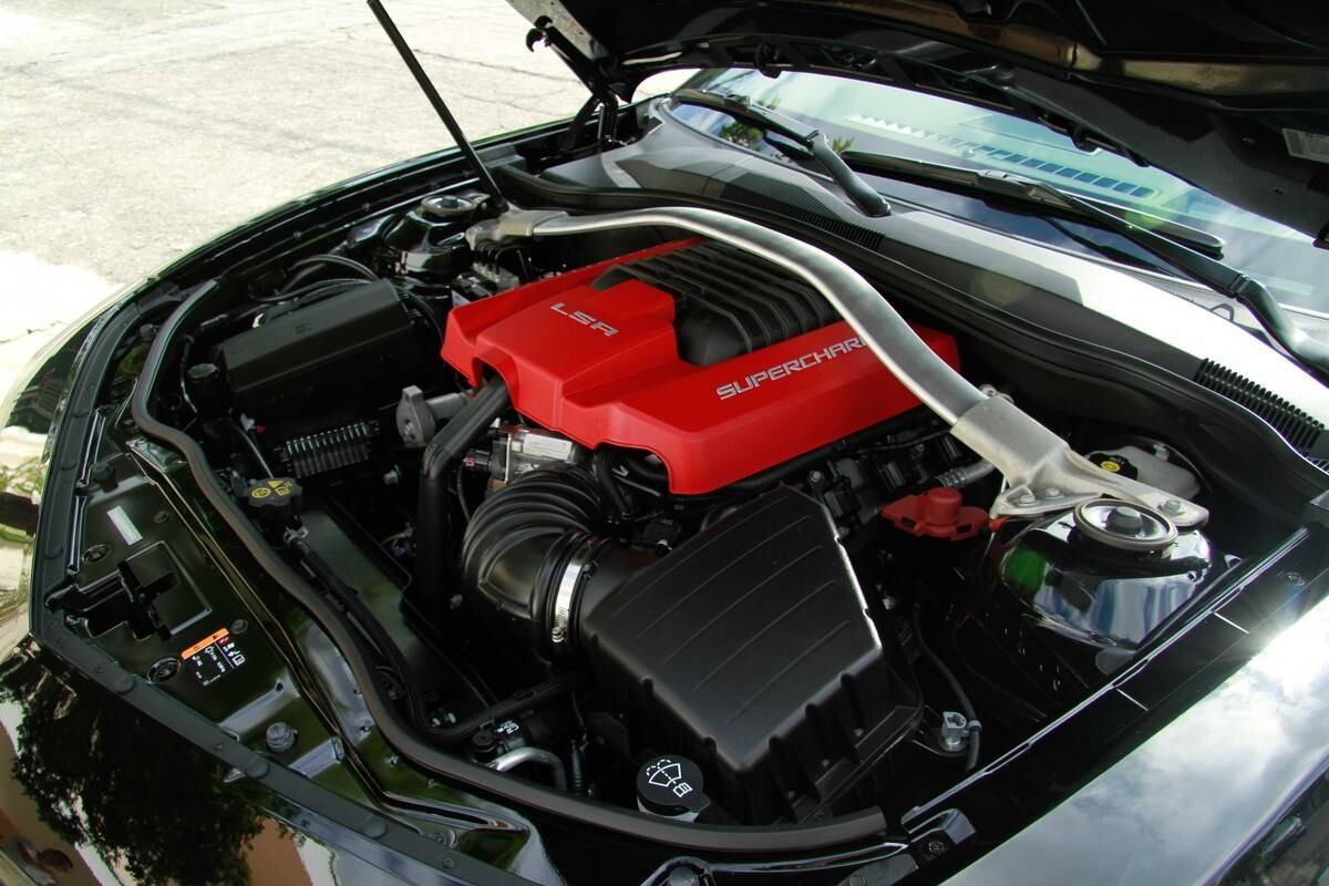 Com 6,2 litros de deslocamento, o motor V8 usa a mesma tática de sobrepressão por compressor de ar do Corvette ZR1 para ganhar potência. No ZL1, porém, a pressão é menor e faz com que o motorzão gere "só" 588 cv

Leia a avaliação completa do modelo

Saiba tudo sobre carros! Acesse R7.com/carros

