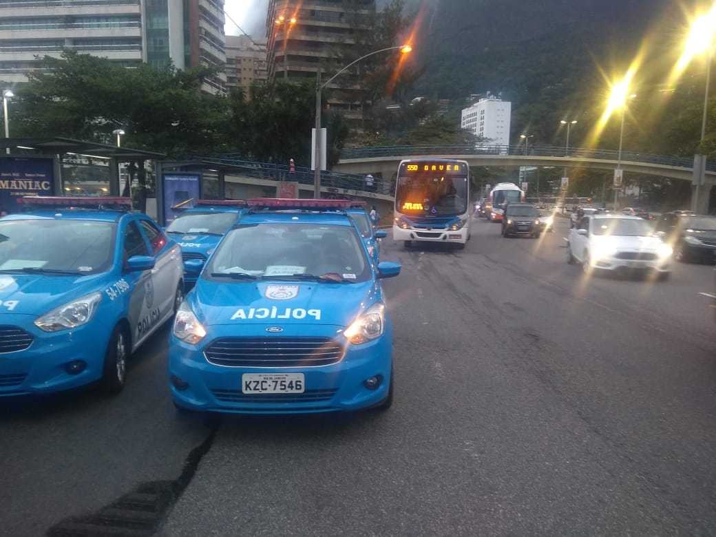 Suspeitos tentaram roubar ônibus na autoestrada Lagoa-Barra