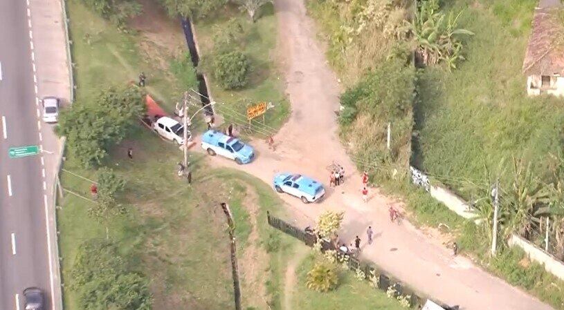 Polícia encontrou carro com dois baleados na rua Estrela