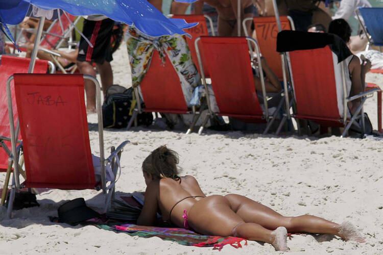 É fácil encontrar belas banhistas em qualquer lugar que se olhe em Ipanema