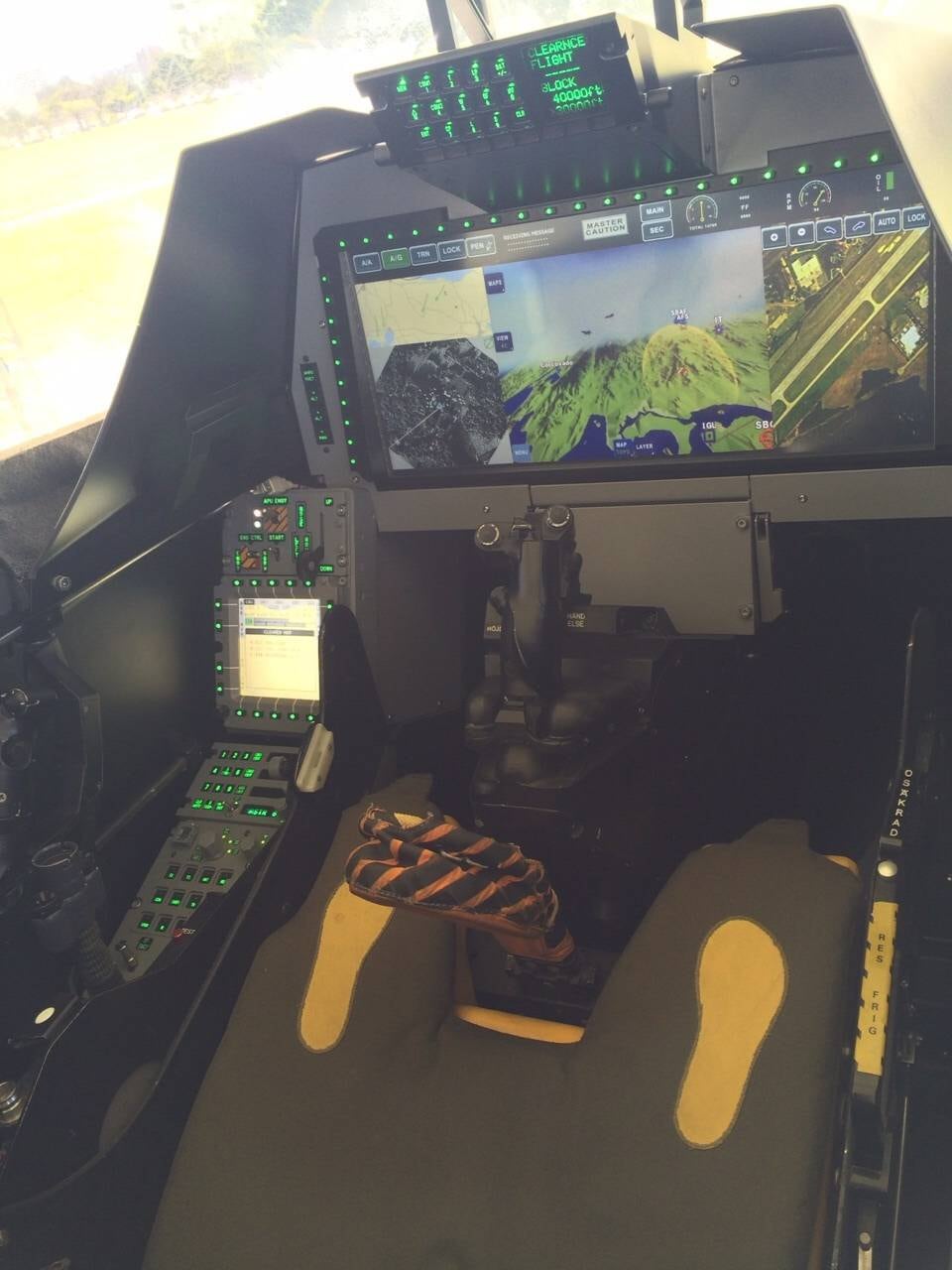 O transporte pode ser feito por carretas ou com a ajuda das aeronaves C-130 Hércules
