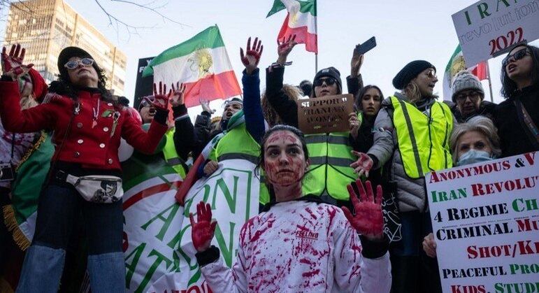 Iraniana se cobre de tinta vermelha em manifestação após a morte de Mahsa Amini