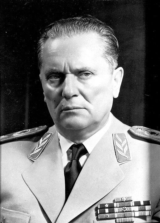 O então presidente da Iugoslávia, Josip broz Tito (foto) concedeu a Vesna uma condecoração como heroína nacional.