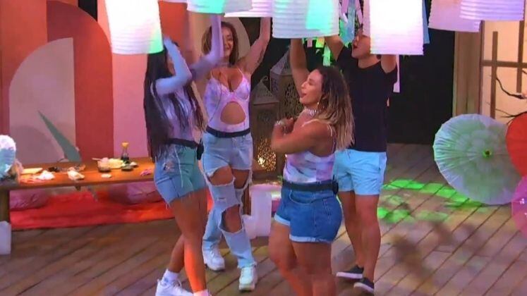 Após a ida de Nadja para o Exílio, Any, Dinei, Laura, Valesca e Pyong curtiram a última festa da Ilha Record. Para comemorar a reta final do reality show, eles combinaram de deixar as estratégias de lado e aproveitar cada momento da comemoração.

O reality vai ao ar de segunda a sexta, a partir das 22h45; e aos sábados, às 23h, na tela da Record TV. Assista à íntegra e aos conteúdos exclusivos da Ilha Record no PlayPlus.com
