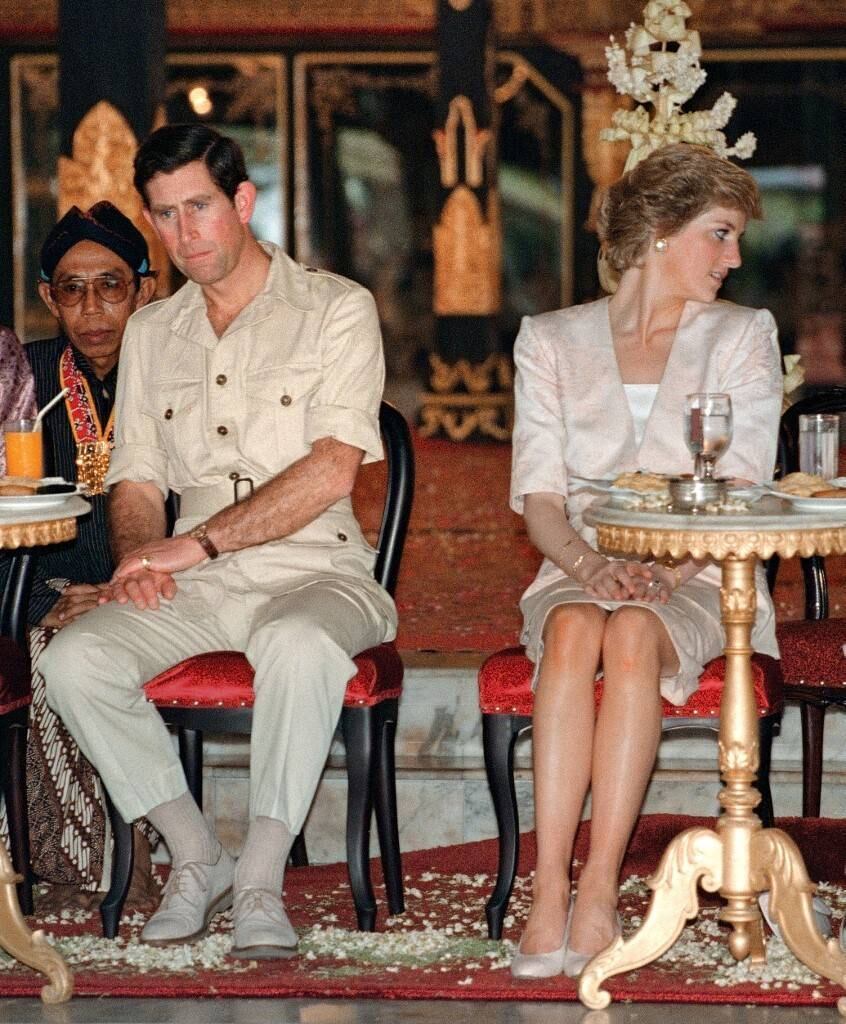 Em 9 de dezembro de 1992, no entanto, o príncipe Charles se separa oficialmente da princesa Diana. O divórcio, marcado por turbulências, foi anunciado apenas em 28 de agosto de 1996