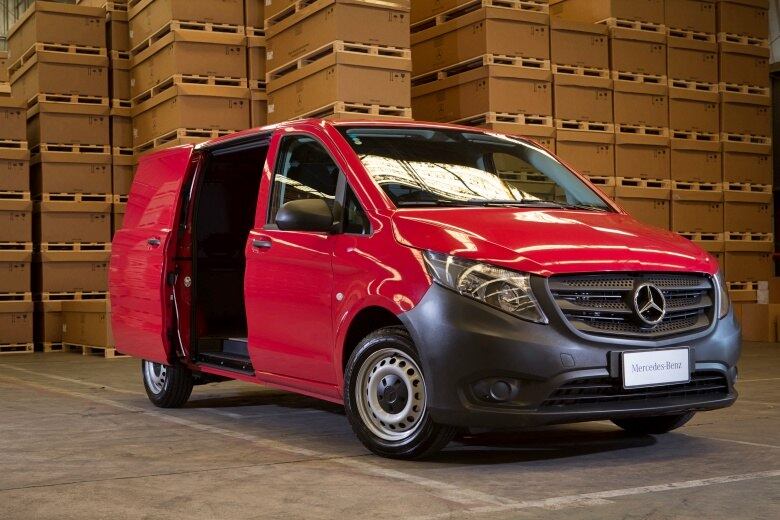 De olho no segmento de transporte de cargas em perímetro urbano, a Mercedes também oferecerá a versão furgão da Vito, com capacidade para até 1.225 kg de carga. Esta tem diferenças importantes em relação à de passageiros