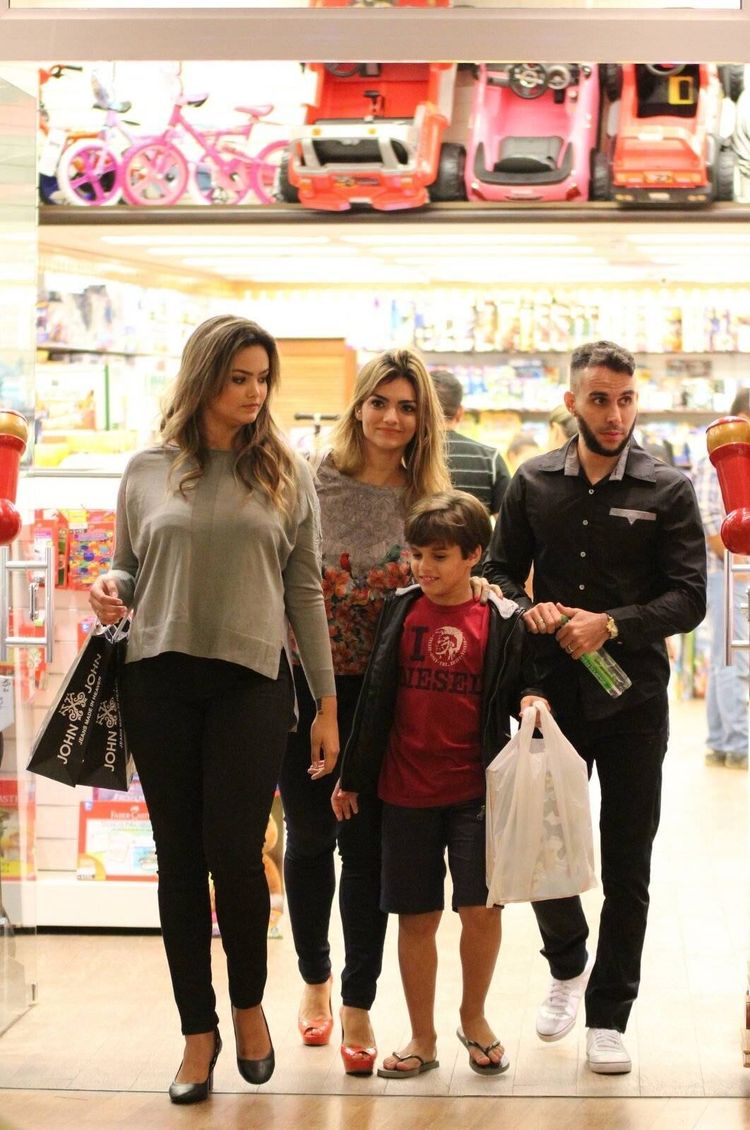 Na última quinta-feira (30), Kelly Key aproveitou para passear com os filhos, Suzanna e Jaime Victor, e com o marido, Mico Freitas, em um shopping do Rio de Janeiro
