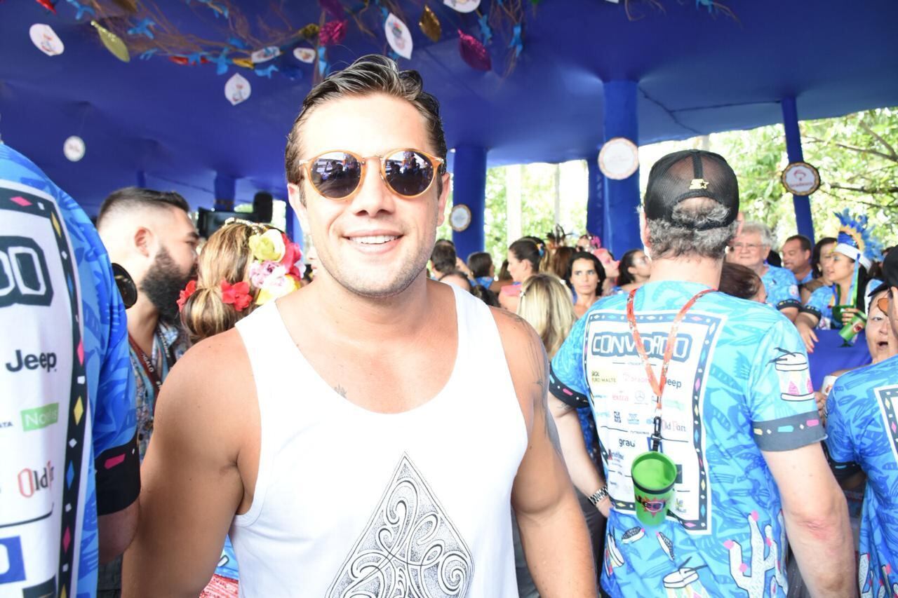 O ator Rafael Cardoso também foi curtir o Carnaval pernambucano 