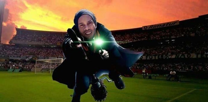 Chamado de bruxo por fazer mágica com a bola, Ronaldinho também virou personagem do filme "Harry Potter", no estádio Couto Pereira