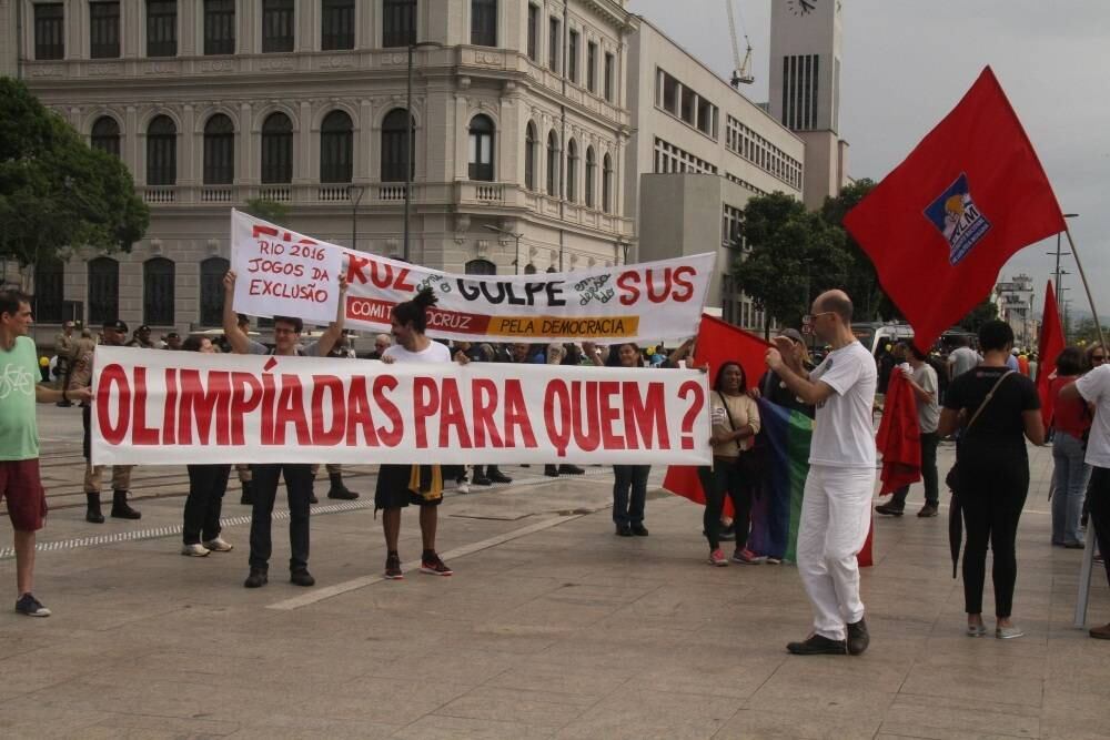 Gisele Tanaka, do Comitê Popular das Olimpíadas, criticou o
projeto.


— Somos contra esse projeto de cidade e o volume de recursos
gasto com inversão de prioridades. O VLT atende a uma parcela pequena da
sociedade enquanto a maioria da população usa trens velhos na zona Norte 