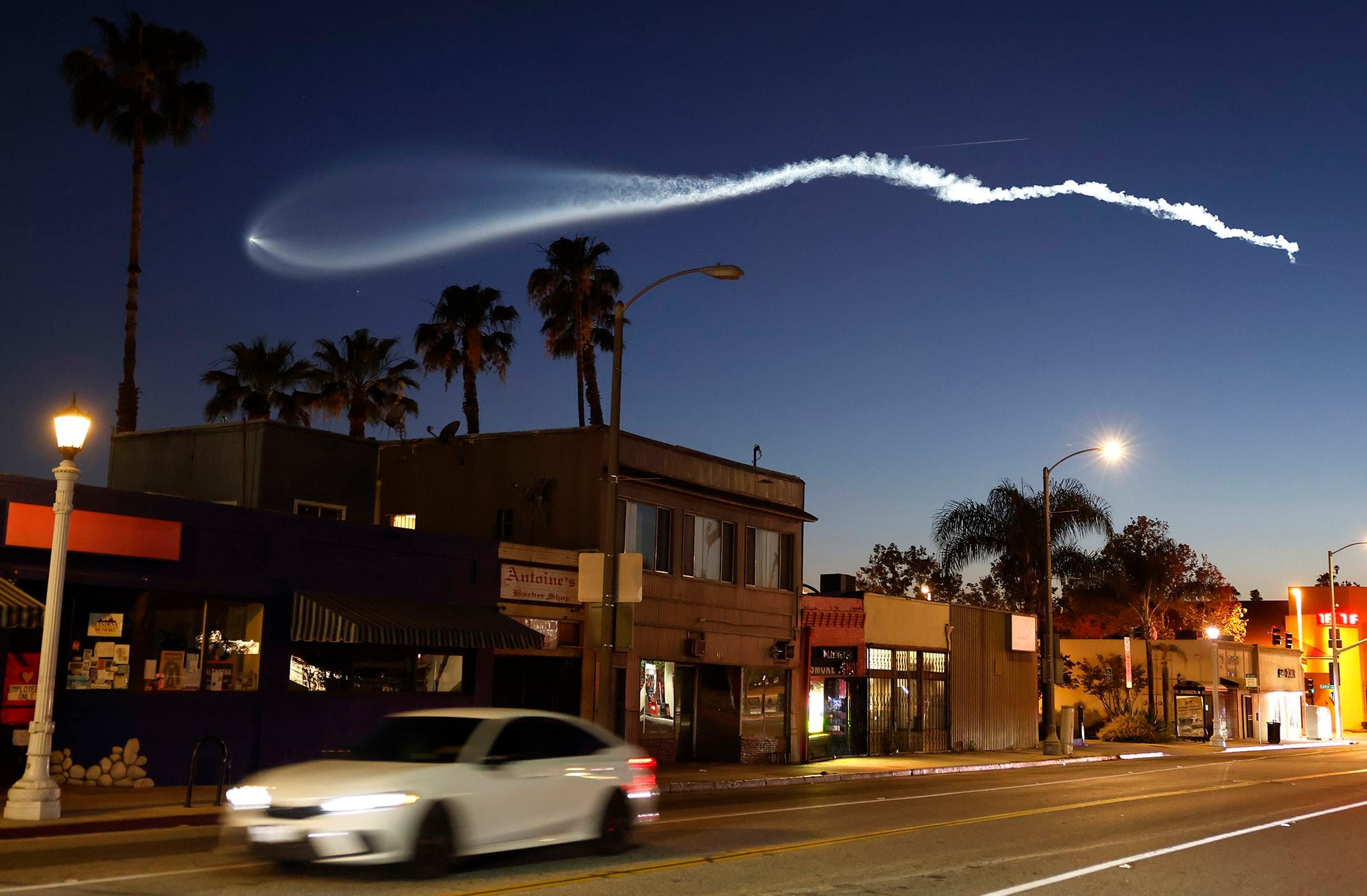 Um foguete Falcon 9 da SpaceX sobe após o lançamento da Base da Força Espacial de Vandenberg, transportando 25 satélites de internet Starlink, visto de Pasadena, Califórnia, em 6 de abril.