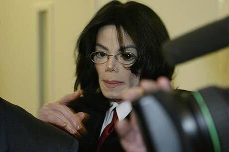 Além de sua aparência, em 1993 outra polêmica rondou a vida do Rei do Pop, a acusação de abuso infantil. Como nada foi provado contra Michael Jackson, a investigação foi arquivada 