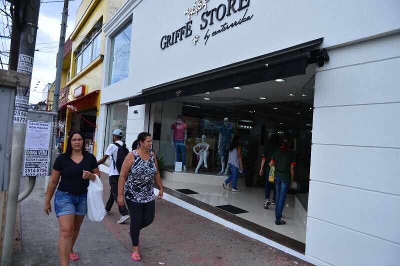 Na mesma avenida, existe um pedacinho da elite da moda. A loja Griffe Store vende roupas de grandes marcas, como Calvin Klein, Dudalina, Tommy Hilfinger e Colcci. Os proprietários garantem que vendem, mas tiveram que se adequar aos padrões dos consumidores da região. Por exemplo, as compras podem ser parceladas em até seis vezes. Existem vestidos na loja de R$ 900, porém a média de preço é de R$ 300, comenta a gerente Rosimary Sousa

