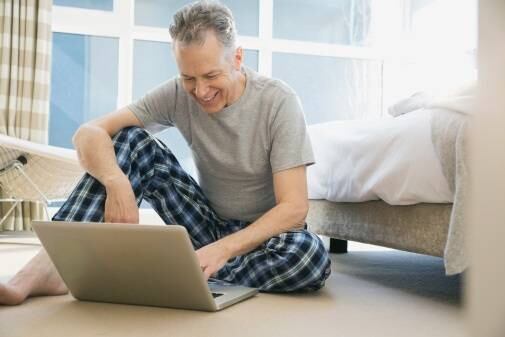 Em 2005, é criada a Universidade
Aberta do Brasil, uma parceria entre o MEC, estados e muni­cípios; integrando
cursos, pesquisas e programas de educação superior a distância 