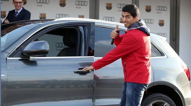 Luís Suarez também ficou contente com o brinde recebido do Barcelona, o famoso Audi Q5