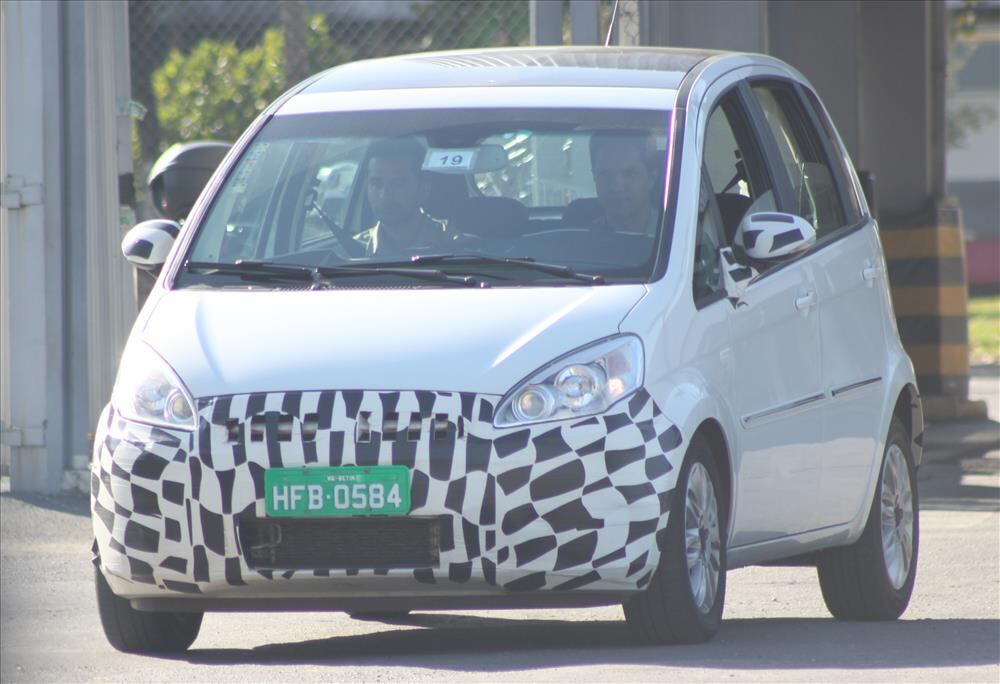 Lançado há dois anos e meio, o Fiat Idea ganhará mais uma reestilização esse ano. O monovolume terá novos parachoques e grade dianteira, além de um interior atualizado. Os primeiros protótipos do carro já circulam nas ruas, ainda camuflados para esconder as novidades que vem por aí. O novo Fiat Idea foi flagrado pelo jornalista Marlos Ney Vidal, do site Autos Segredos, enquanto fazia testes na região de Betim (MG), onde fica a fábrica da marca. Veja mais detalhes desse modelo nas próximas fotos
VEJA TAMBÉM
>> Utilitário chinês Lifan X60 chega "completão" ao Brasil por R$ 52.777
>> Novo Peugeot 308 fica mais leve e moderno para brigar com VW Golf e Hyundai i30
>> Volkswagen Gol ganha duas novas versões aventureiras
Quer saber tudo sobre carros? Acesse R7.com/carros
