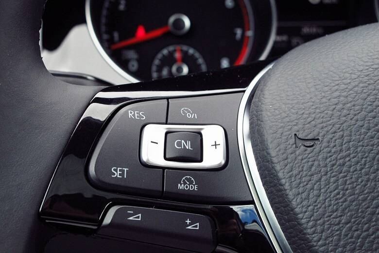 Há muitos botões no volante, mas assim que se ambienta, o motorista passa a controlar muitos recursos interessantes
