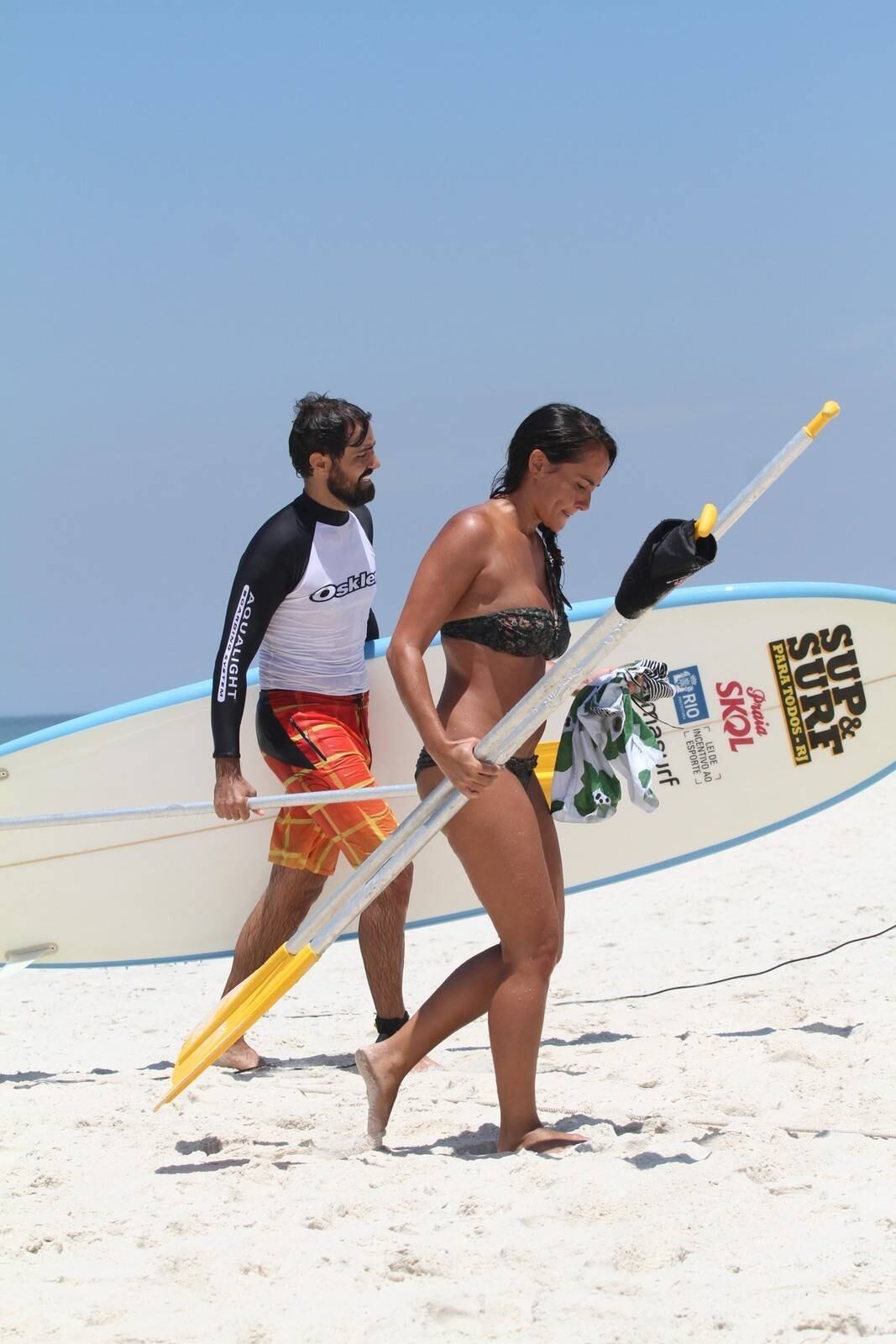 Bruno Gagliasso e Ricardo Pereira praticam stand up paddle na praia da Barra da Tijuca, no Rio