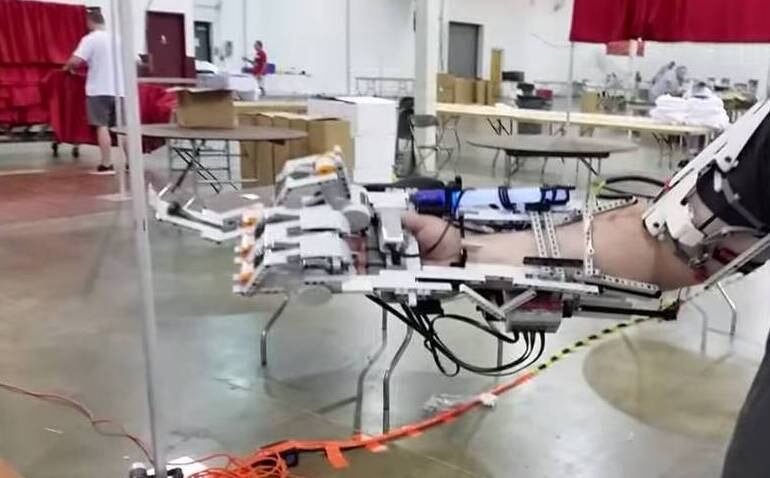 Braço ciborgue

Um homem criou um braço robótico feito totalmente de peças de Lego utilizando o Lego Mindstorms EV3, kit de software e hardware da própria empresa. O usuário pode controlar o movimento do braço e dos dedos por meio de botões