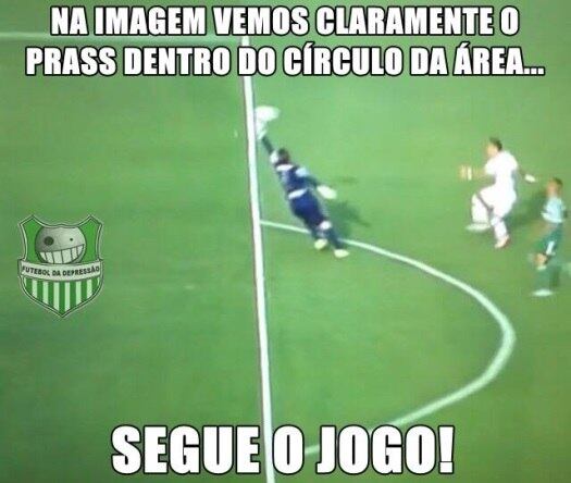 Quem também quase levou um gol por cobertura foi Fernando Prass, mas o goleirão conseguiu desviar. Os internautas, no entanto, não perdoaram o árbitro, que não viu que o camisa 1 tocou com a mão fora da área, e deveria ter sido expulso