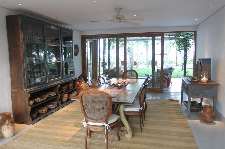 A casa foi construída com materiais sustentáveis, como madeira de demolição