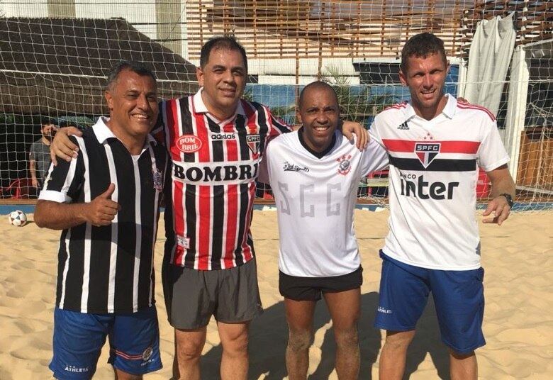 No último sábado (21), teve clássico no gramado e na areia. Antes da vitória do São Paulo contra o Corinthians pelo Brasileirão, Pinha, ex-Exaltasamba, e Salgadinho, ex-Katinguelê, trouxeram o Majestoso para o futevôlei
