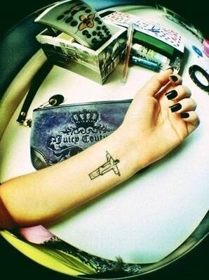 O pulso é um dos locais preferidos pelas mulheres para fazer tatuagens