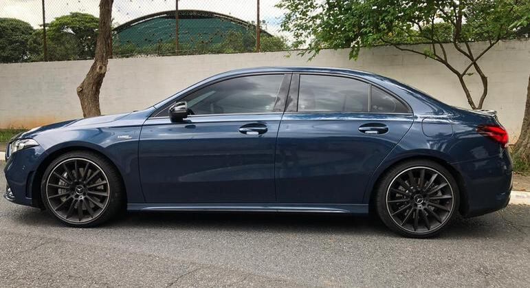 Modelo tem 4,55m de comprimento, 1,79m de largura, 1,43m de altura e 2,79m de entre-eixos