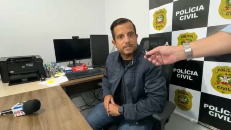 O delegado do caso conversou com a equipe da RECORD e falou tudo sobre as investigações. Segundo ele, ao chegarem na casa do casal, após a denúncia da ocorrência, já sentiram contradições no discurso deles. Ele afirmou que, de início, foi criado um cenário onde a criança teria sido sequestrada dentro da própria casa. Testemunhas revelaram, ainda, que na manhã do mesmo dia, ouviram uma briga violenta dentro da residência. Por fim, o profissional afirmou que o casal confessou tudo quando se viu sem saídas no interrogatório