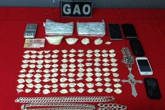 Na residência, no bairro Aeroporto, os policiais encontraram mais de um quilo de cocaína, que seria vendida na região