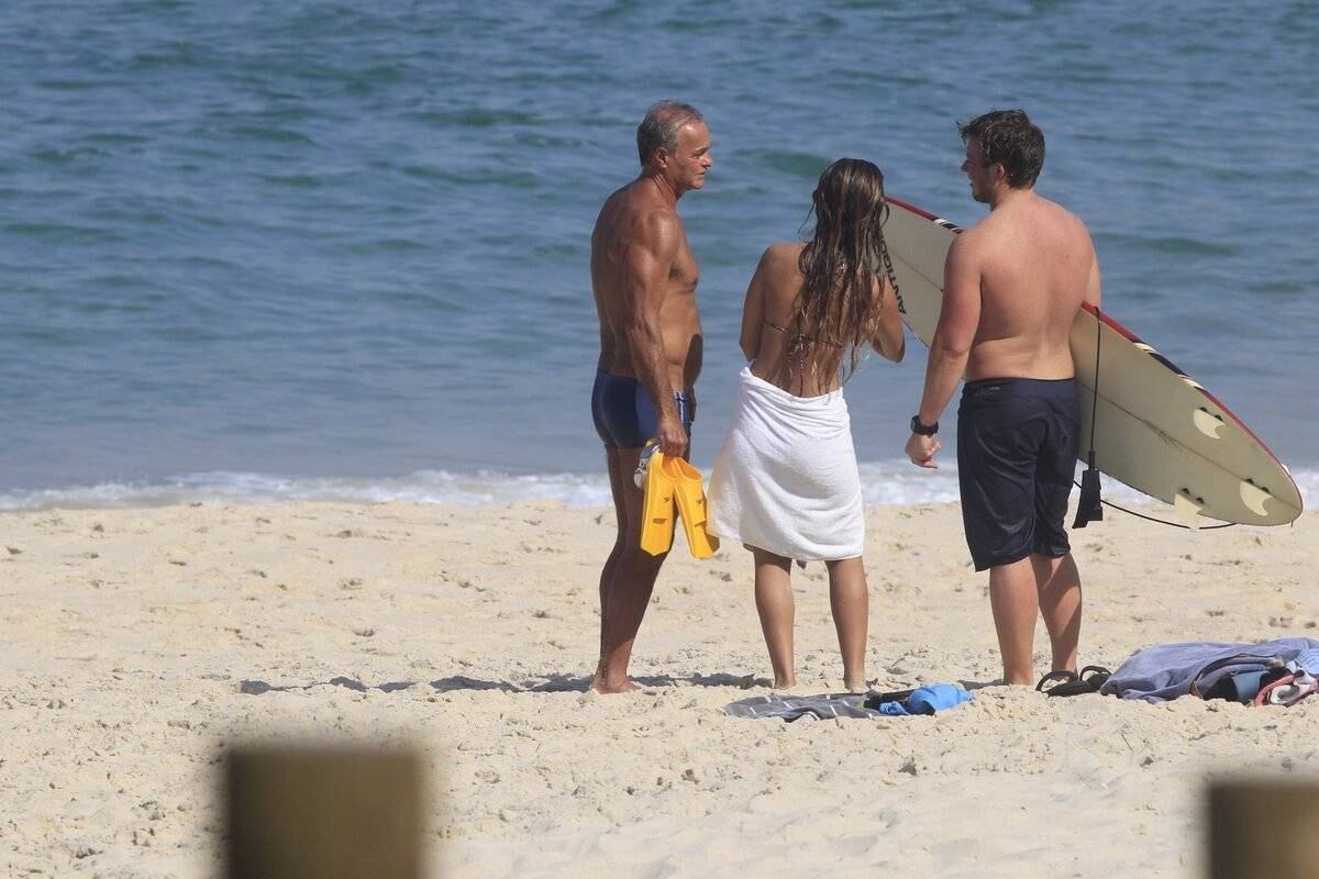 Kadu Moliterno curte a praia com a filha Lanai 
