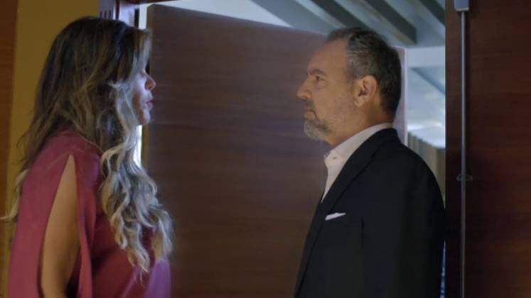 Chantageou a meia-irmã para conseguir o que queria

Após tentar tirar a vida de Sophia e não ter êxito, Paulo Roberto decide chantagear Lara e ameaçou revelar um dos segredos da atriz, caso ele não voltasse para o Grupo Alencar