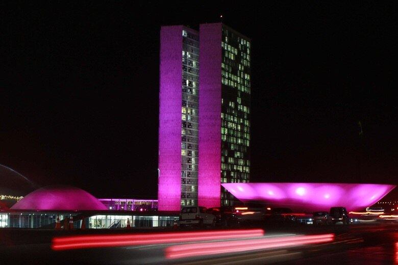 O
Outubro Rosa é o mês de conscientização e combate do câncer de mama. De acordo
com  os dados mais recentes do Inca (Instituto Nacional de Câncer), em
2010, 12.705 mulheres morreram de câncer de mama. O movimento busca alertar
sobre os riscos e a necessidade de diagnóstico precoce deste tipo de câncer,
que é o segundo mais recorrente no mundo, perdendo apenas para o de pele

Silicone pode facilitar diagnóstico de câncer de mama, diz especialista

