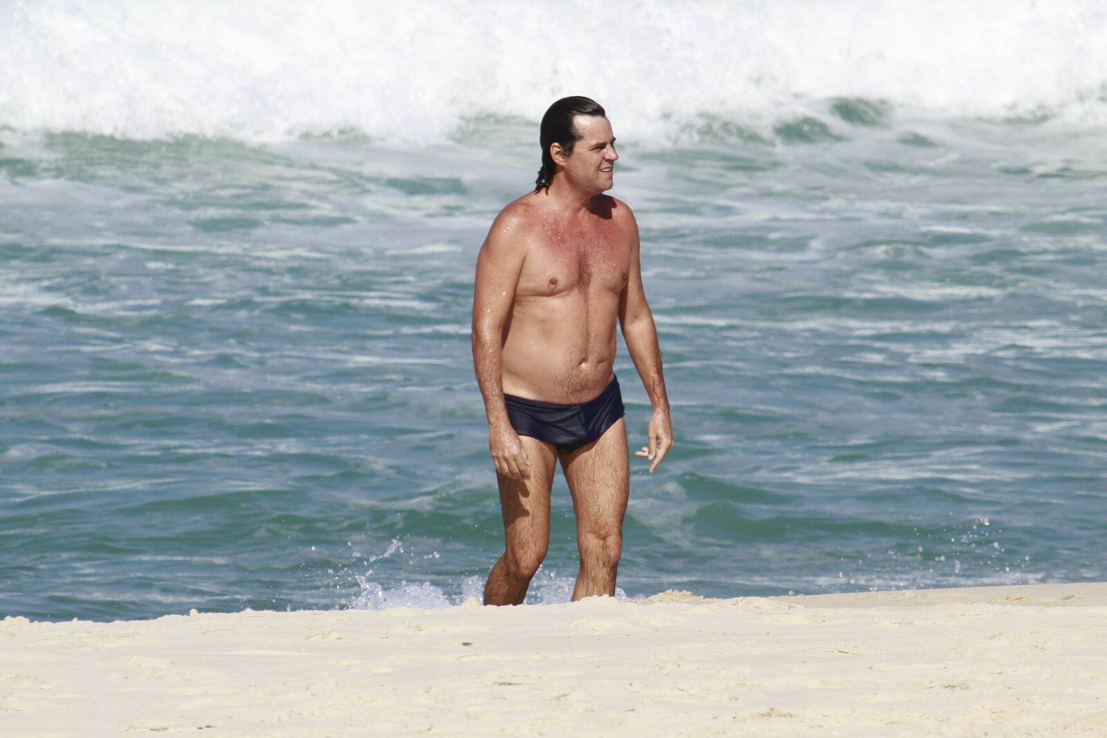 Assim como Roger Flores, o ator Felipe Camargo aproveitou o bom tempo no Rio de Janeiro (RJ) para curtir a praia da Barra da Tijuca nesta sexta-feira (19)