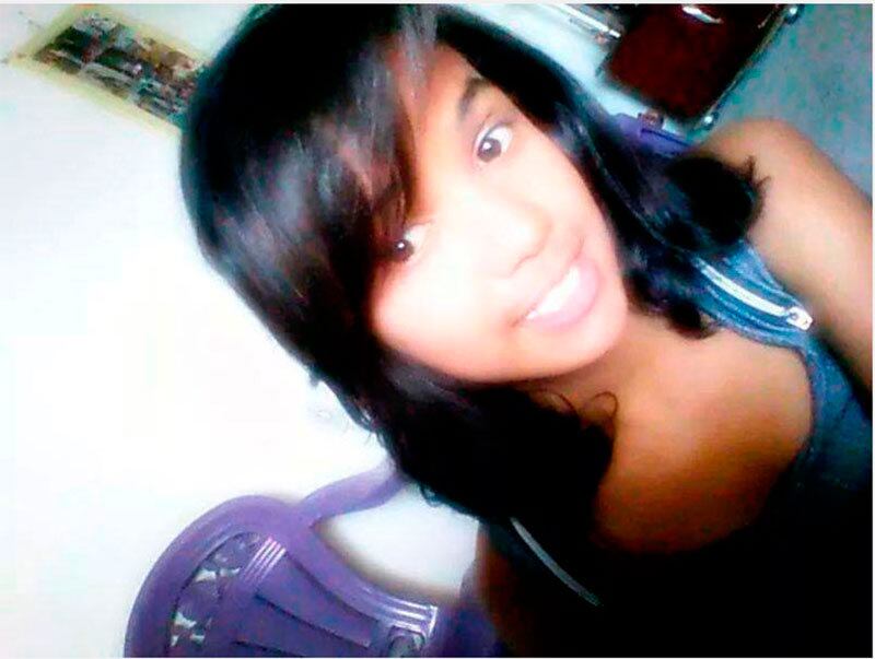 Uma adolescente
de 13 anos foi assassinada na zona rural do município de Serra Preta, a 155
km de Salvador. De acordo com a família da vítima, Paloma foi morta após se
negar a fazer sexo com um adolescente de 15 anos. Os dois estudavam na mesma
escola e sempre discutiam.
O adolescente já foi ouvido e disse que o tiro foi acidental. O acusado negou
que tenha atirado em Paloma por ela ter se negado a manter relação sexual 