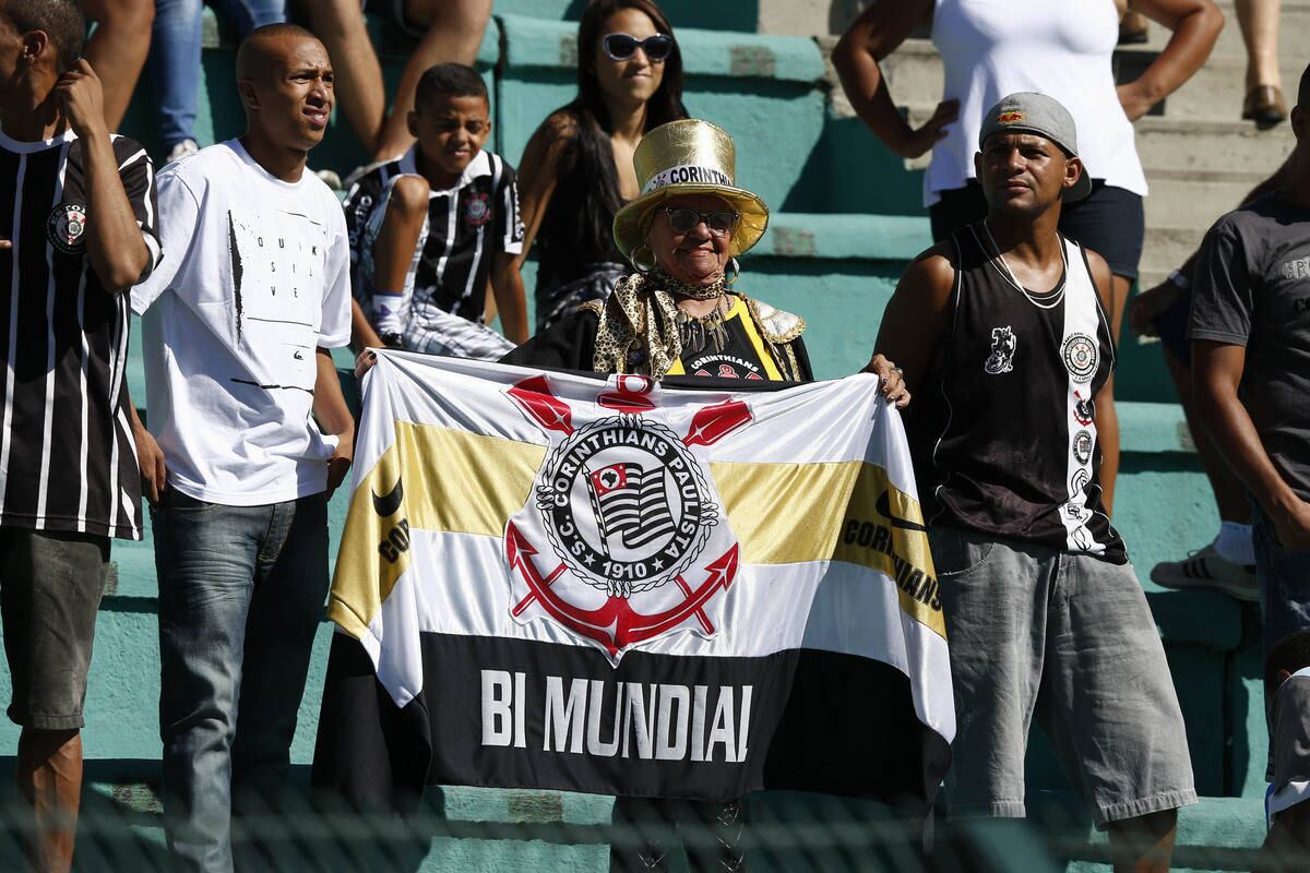 A torcida corintiana estava presente em grande número no Pacaembu e tentou empurrar o time rumo ao título. Leia mais