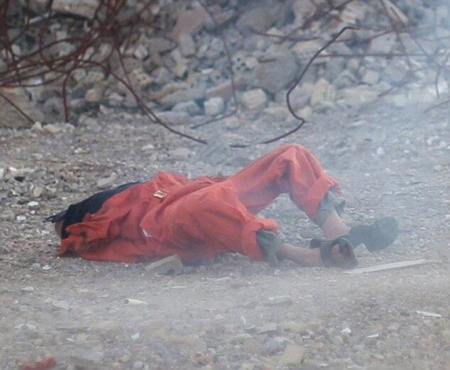 Em seguida, o dispositivo é disparado, decapitando instantaneamente o homem