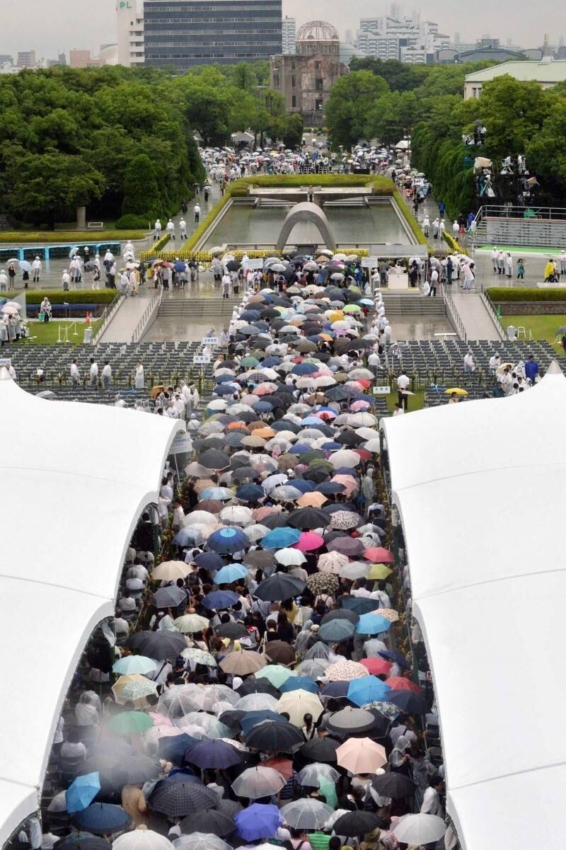 Pessoas fazem fila no
Parque da Paz para oferecer orações às vítimas do ataque nuclear de 1945 em
Hiroshima, no Japão