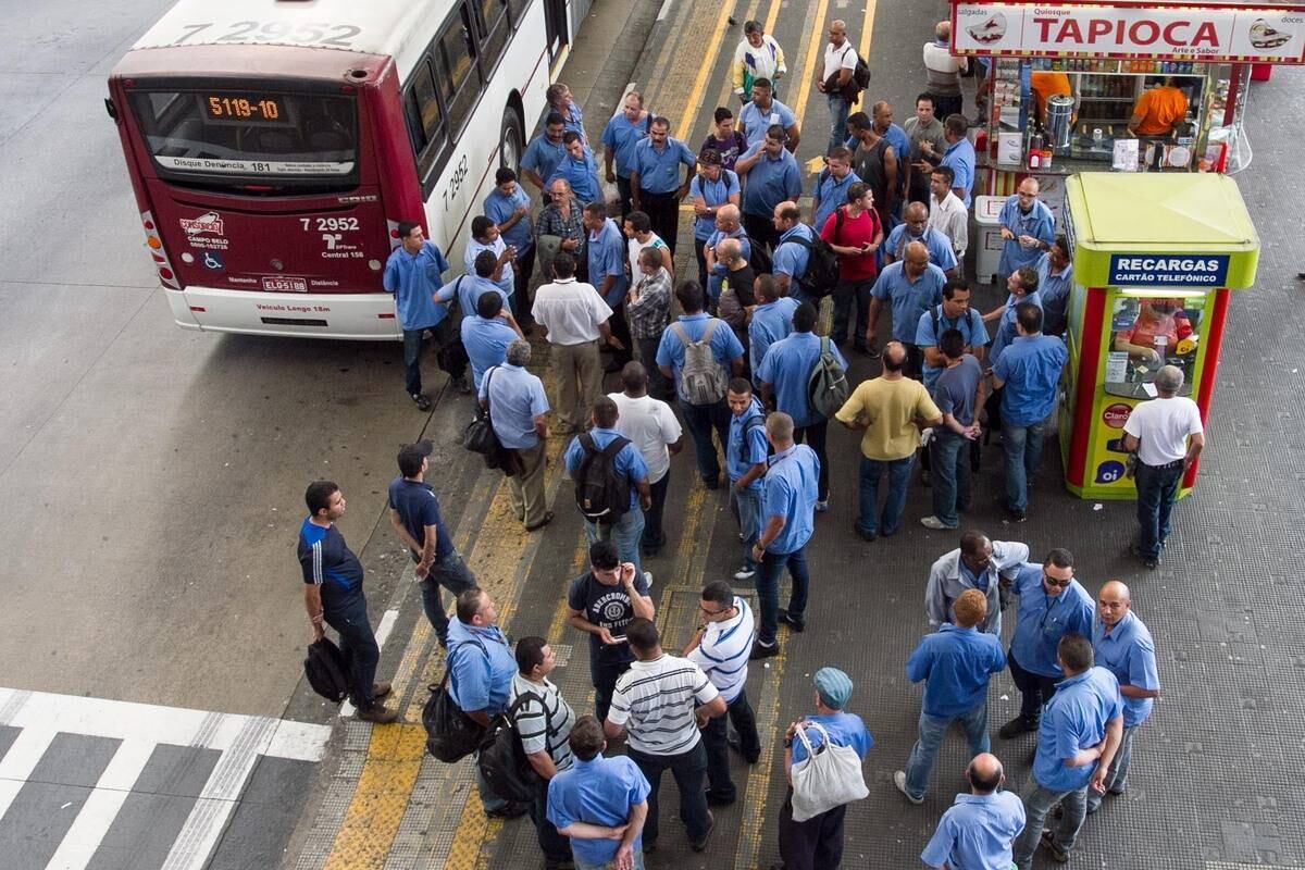 Trabalhadores cruzaram os braços sem qualquer aviso à população