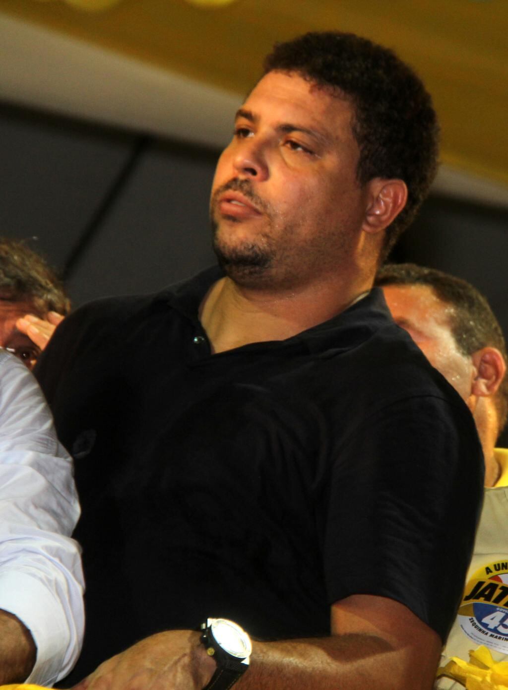O
Fenômeno ainda teria dado um cheque da quantia de R$ 30 mil ao motorista para
que ele pudesse consertar os danos e não espalhasse a notícia do acidente