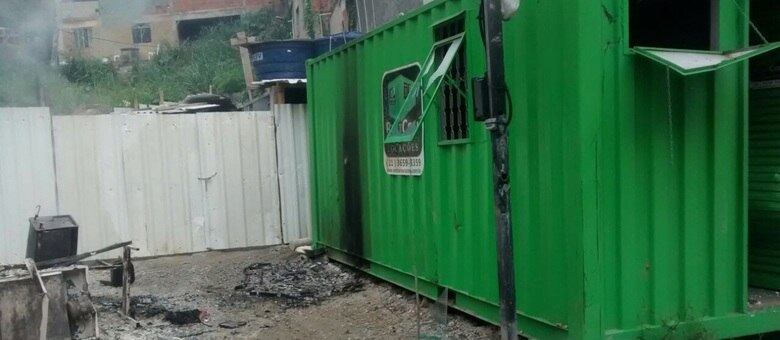 Janelas do contêiner de UPP do Complexo do Alemão foram quebradas